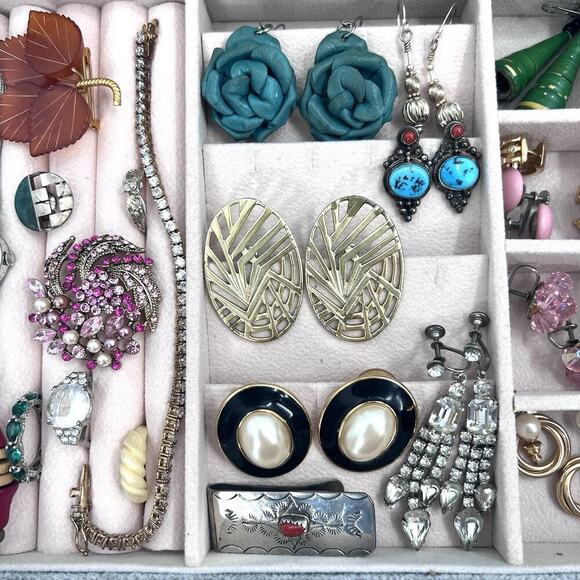 Vintage To Modern Costume Jewelry Mixed Lot Brooch Rings Necklace in Jewelry Box - Picture 7 of 14